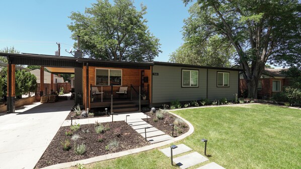 Exterior - Stylish centrally located 5-bedroom house in enjoyable Cedar City with AC, WiFi (Cedar City)