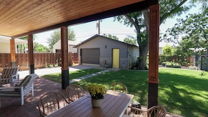Outdoor dining - Stylish centrally located 5-bedroom house in enjoyable Cedar City with AC, WiFi (Cedar City)