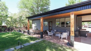 Outdoor dining - Stylish centrally located 5-bedroom house in enjoyable Cedar City with AC, WiFi (Cedar City)