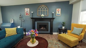 Smart TV, fireplace - Stylish centrally located 5-bedroom house in enjoyable Cedar City with AC, WiFi (Cedar City)