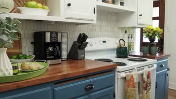 Køleskab, mikrobølgeovn, ovn, kogeplade