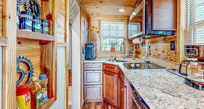 Stylish and cozy cabin with firepit, kitchen, AC and free wifi