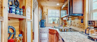 Stylish and cozy cabin with firepit, kitchen, AC and free wifi
