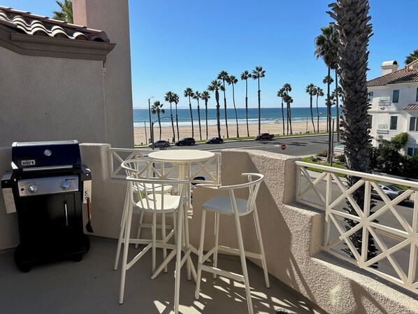 Outdoor dining - Ocean Views! Newly remodeled 2 bd, 2 ba Ocean Front Condo, Easy Beach Access AC (Huntington Beach)