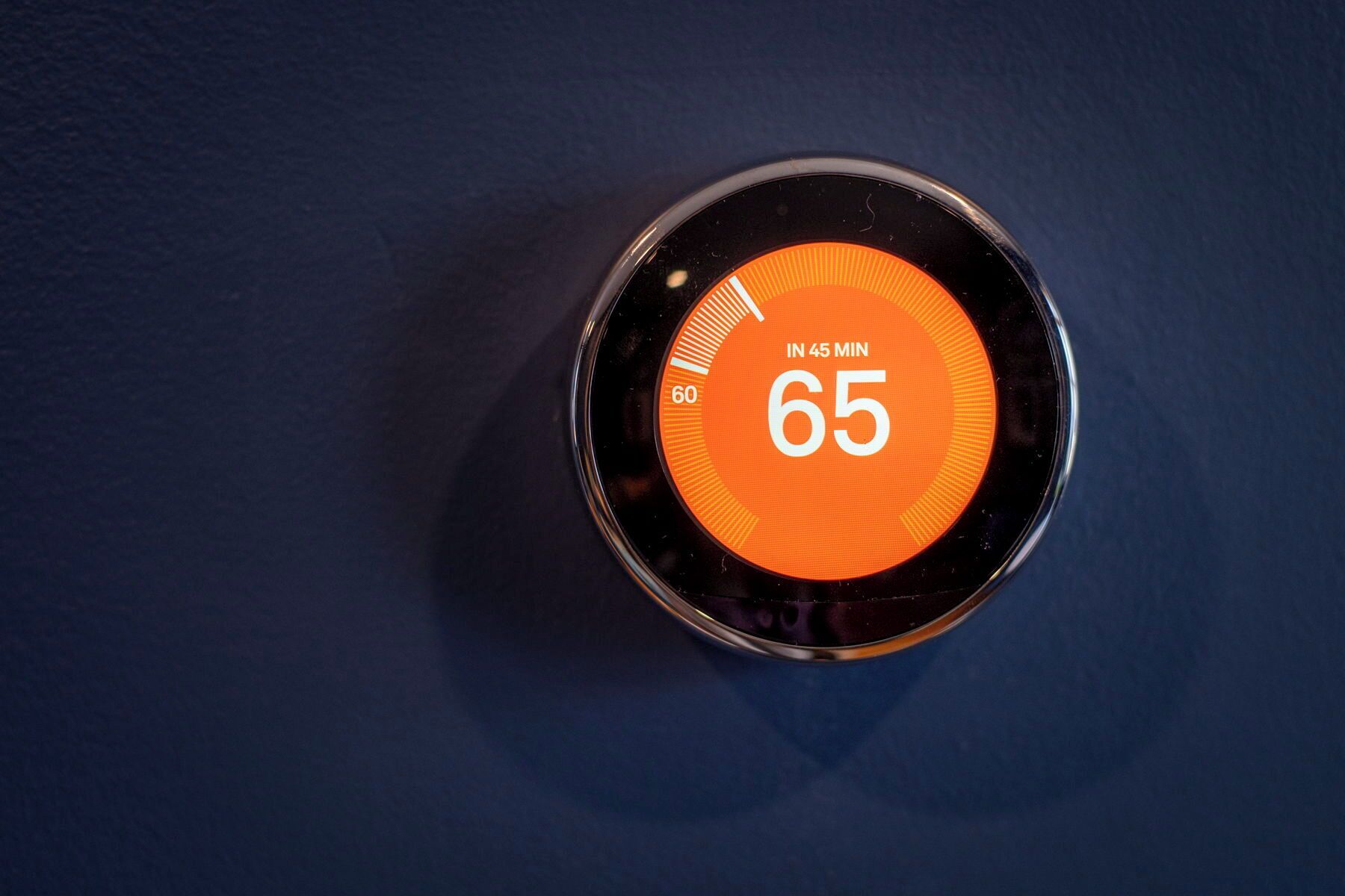 Termostato con pantalla digital que muestra una temperatura de 18 grados Celsius.