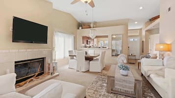 Apartment, Mehrere Betten, Balkon, Bergblick (Eternal Palms of Desert Falls) | Wohnbereich