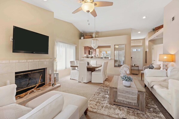 Living area - Eternal Palms of Desert Falls (Palm Desert)