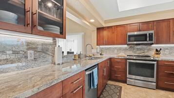 Condo, Multiple Beds, Balcony, Mountain View (Eternal Palms of Desert Falls) | Private kitchen | Fridge, microwave, oven, stovetop