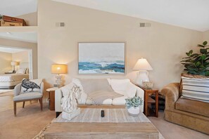 Condo, nhiều giường, ban công, quang cảnh núi (Eternal Palms of Desert Falls) | Khu phòng khách | TV màn hình phẳng 42-inch có truyền hình kỹ thuật số