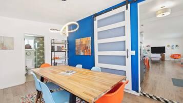 House, Multiple Beds, Pool Access, Pool View (Modern Heart Oasis) | Dining