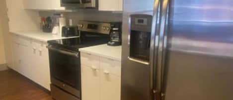 ثلاجة، ميكروويف، فرن، موقد طهي مسطح