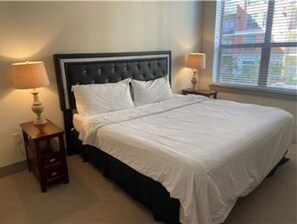 2 عدّة غرف نوم ومكواة/لوح كي وواي فاي وملاءات أسرّة