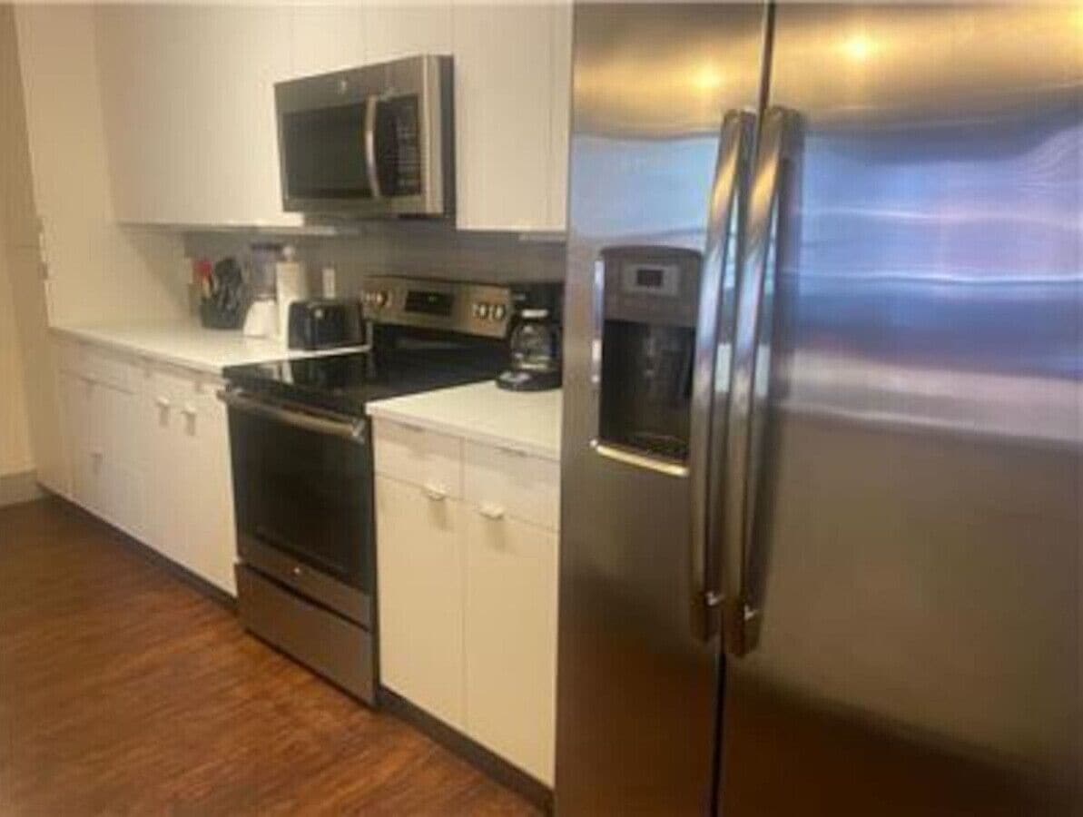 Refrigerador, microondas, horno y parrilla de estufa 