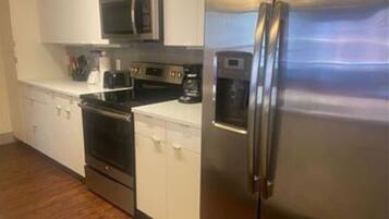 ثلاجة، ميكروويف، فرن، موقد طهي مسطح