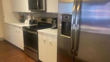 ثلاجة، ميكروويف، فرن، موقد طهي مسطح