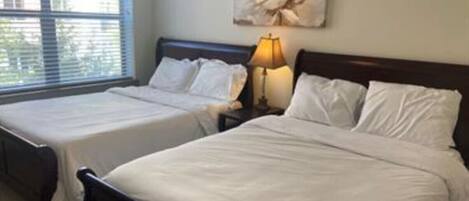 2 عدّة غرف نوم ومكواة/لوح كي وواي فاي مجانًا وملاءات أسرّة