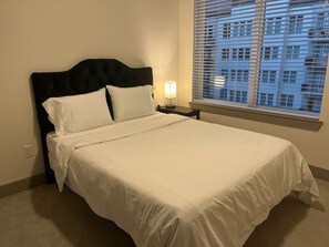 3 عدّة غرف نوم ومكواة/لوح كي وواي فاي وملاءات أسرّة