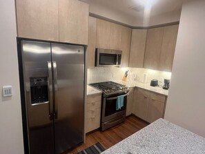 Køleskab, mikrobølgeovn, ovn, kogeplade