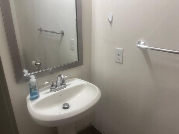 Bathroom - Spacious 3B 2.5B Apt by Galleria (Houston)