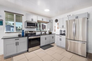 Kjøleskap, mikrobølgeovn og spisebord