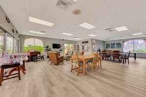 Dining - Condo# 419 Directly across from Siesta Beach - beach, gulf and pool views (Sarasota)