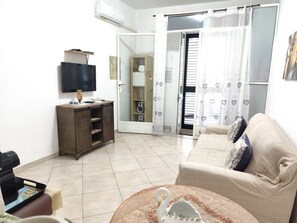 Smart TV - The House on Marzulli Street    (Acireale)