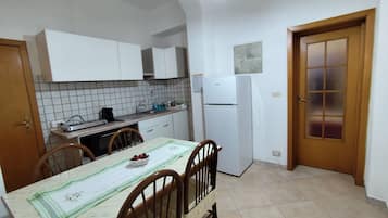 Fridge, oven, stovetop, electric kettle