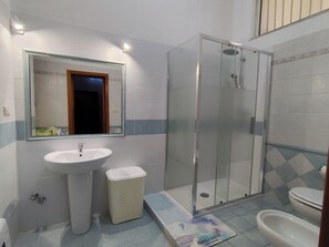 Shower, hair dryer, bidet, towels - The House on Marzulli Street    (Acireale)