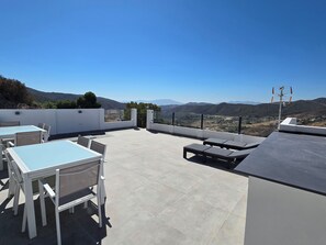 Outdoor dining - BANDERAS & SPA ESTUDIO HIDROMASSAGE VERA (CAMINITO DEL REY/MASSAGE ON REQUEST) (Carratraca)