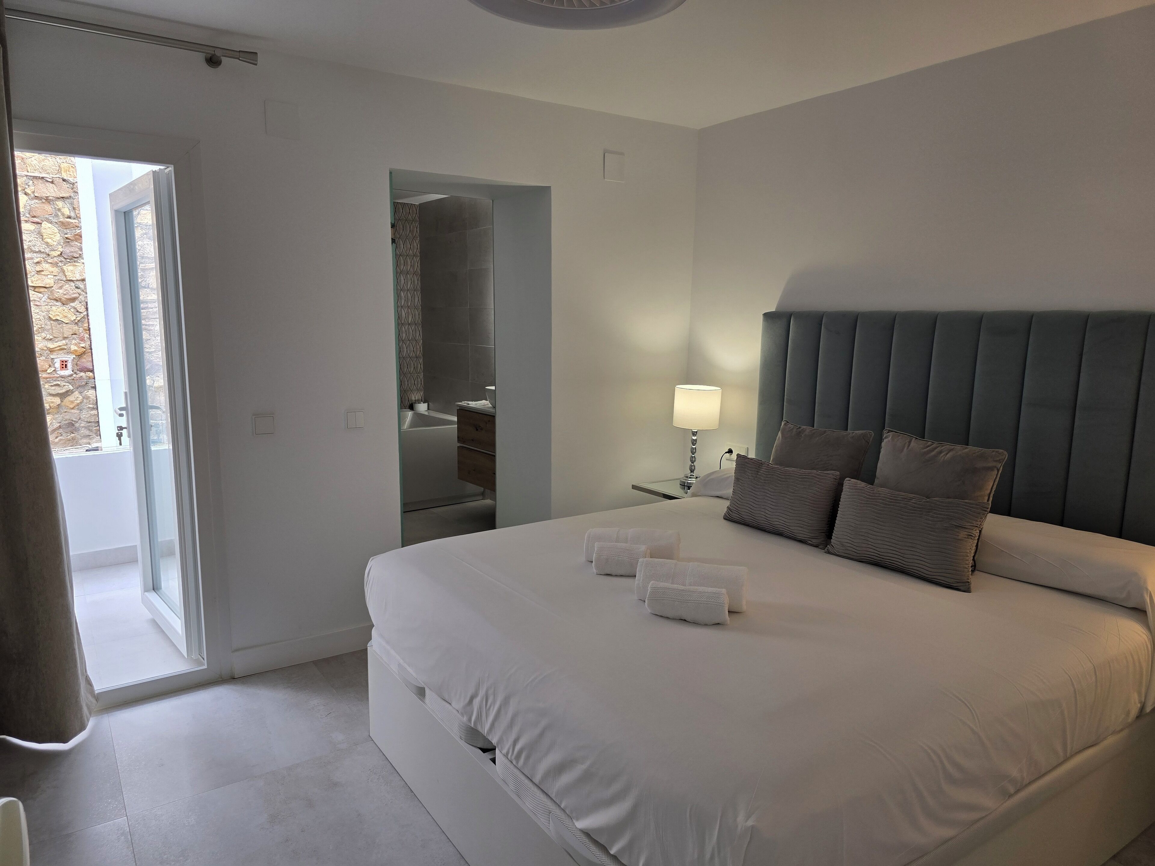 1 slaapkamer, een strijkplank/strijkijzer, gratis wifi, beddengoed