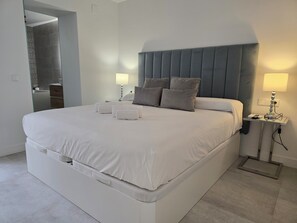 1 habitación, tabla de planchar con plancha, wifi gratis y ropa de cama 