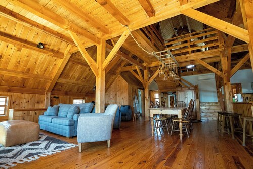 Dog-friendly 4-bedroom lodge on Bear Pond in Waterford, on the snowmobile trail!