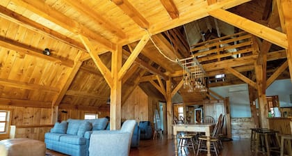 Dog-friendly 4-bedroom lodge on Bear Pond in Waterford, on the snowmobile trail!