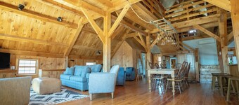 Dog-friendly 4-bedroom lodge on Bear Pond in Waterford, on the snowmobile trail!