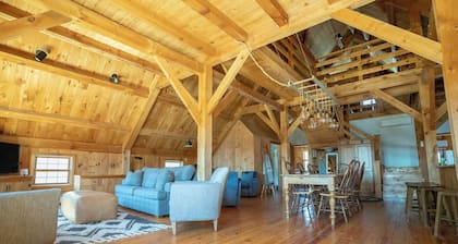 Dog-friendly 4-bedroom lodge on Bear Pond in Waterford, on the snowmobile trail!