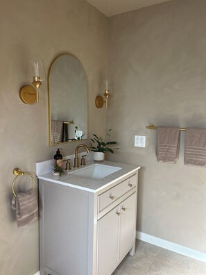 Eco-friendly toiletries, hair dryer, towels, soap - Casita Luna - Sunny boho retreat with a pool (Fort Pierce)