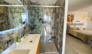 Dusche, Haartrockner, Handtücher