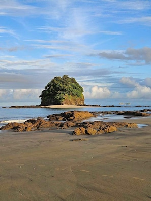 Na praia, espreguiçadeiras, toalhas de praia