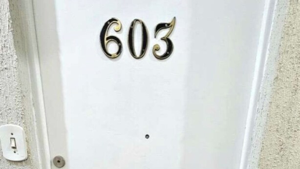A white door with the number 603, a doorbell, and a mat with "BEM-VINDO" on it. - Cozy apartment with sea view Posto 2 Copacabana (Copacabana Rio de Janeiro)