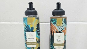 Two bottles of 'Flowers' by Nature's Essence, one a liquid soap and the other a shampoo, both with a 400ml capacity. - Cozy apartment with sea view Posto 2 Copacabana (Copacabana Rio de Janeiro)