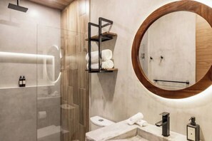 Secador de pelo, toallas, jabón y papel higiénico