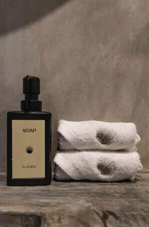 Hair dryer, towels, soap, toilet paper - Luxurious Jungle View Room in Zama
(Tulum)