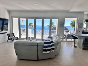 Smart TV, mesa de ping pong, estéreo, impresora