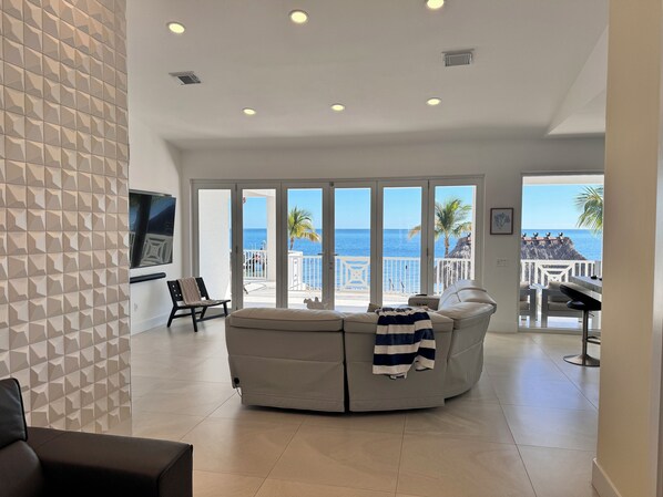 Smart TV, mesa de ping pong, estéreo, impresora