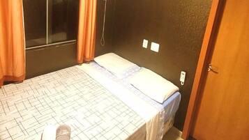 Apartamento básico, sacada, vista para a piscina | 2 quartos, Wi-Fi de cortesia