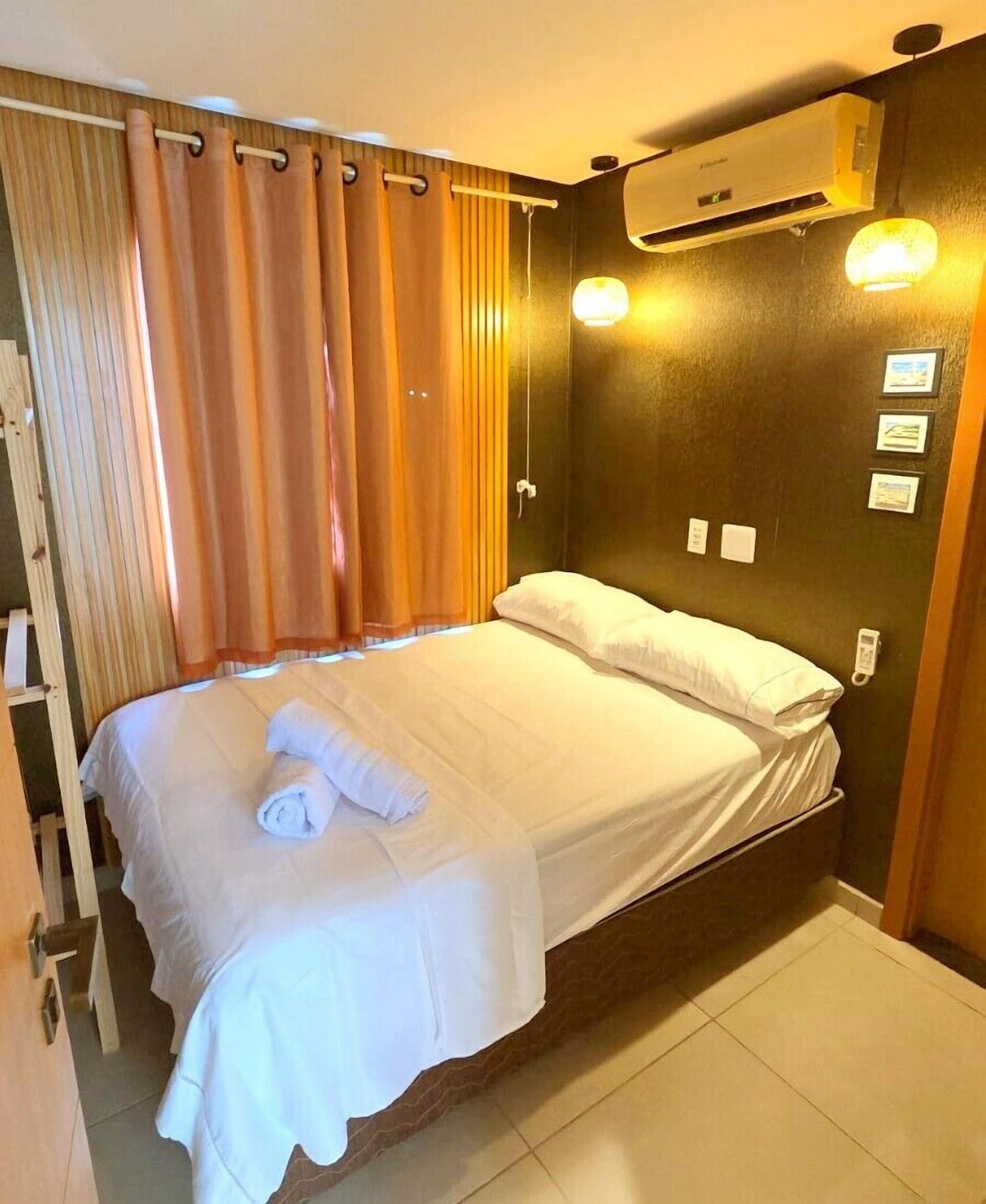 Apartamento básico, sacada, vista para a piscina | 2 quartos, Wi-Fi de cortesia