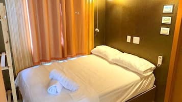 Apartamento básico, sacada, vista para a piscina | 2 quartos, Wi-Fi de cortesia