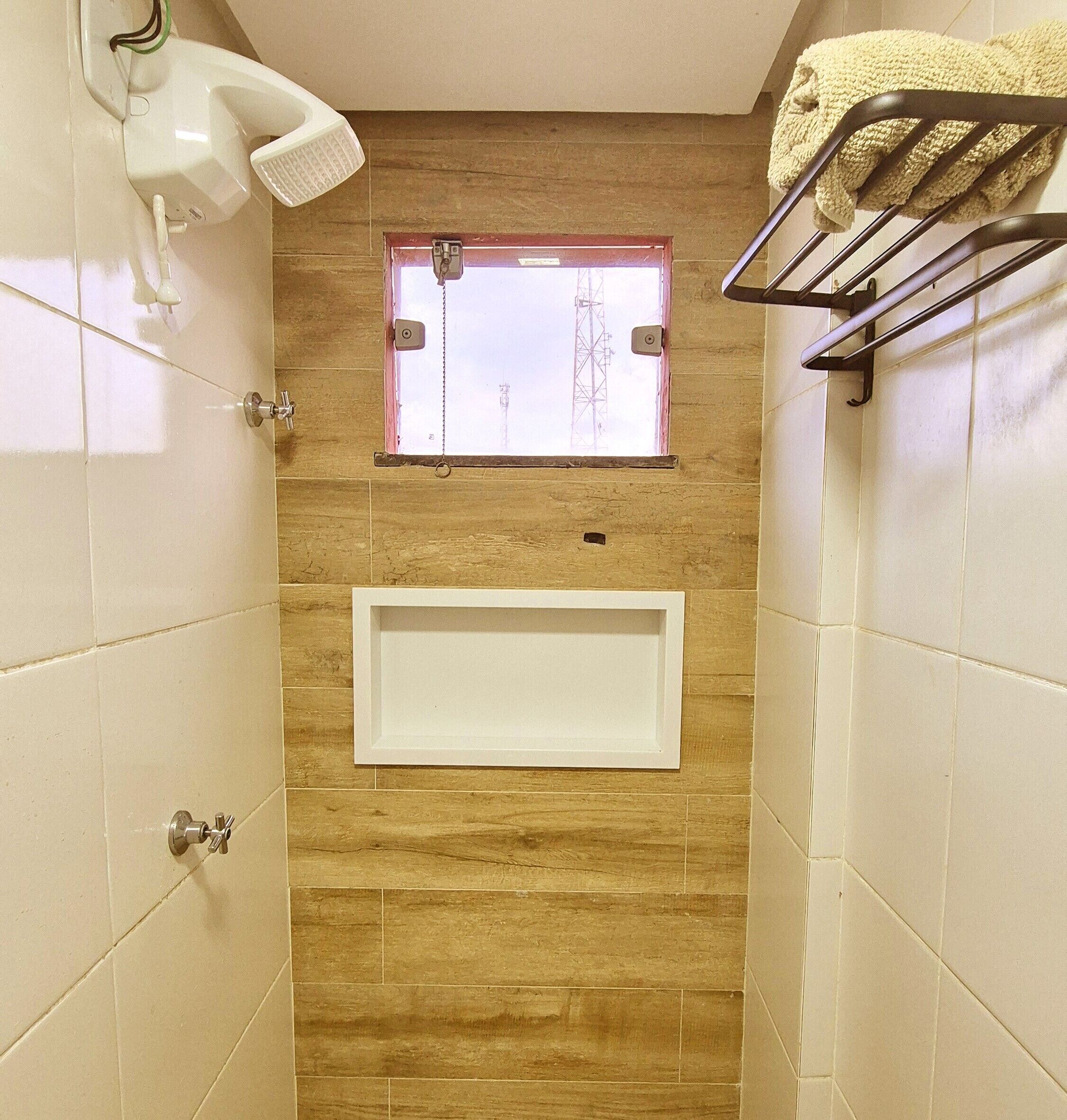 Appartement, balcon, vue piscine | Salle de bain | Douche, sèche-cheveux, serviettes fournies