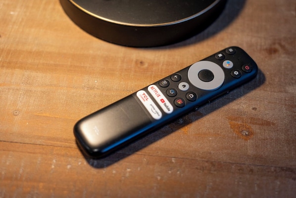 Un control remoto con botones para Netflix, TCL y otras funciones.