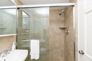 Dusche, Haartrockner, Handtücher, Seife